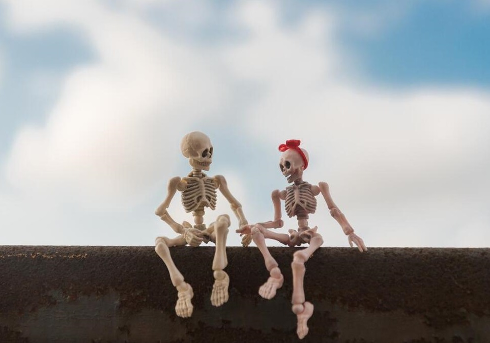 异象|“娱乐至死”现象为何开始风行？经济通缩隐现