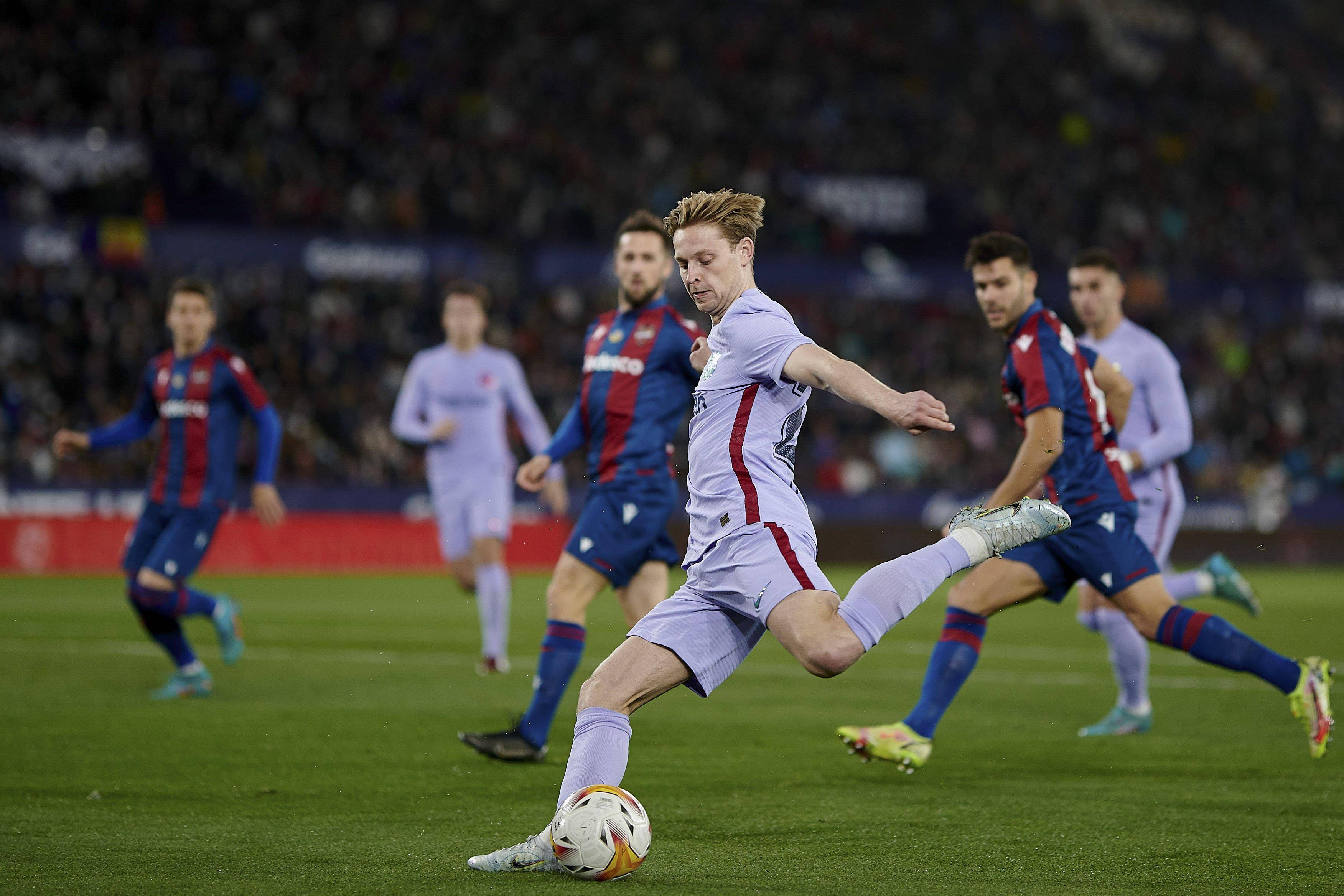 曼联巴萨德容,曼联名宿确定德容愿意来曼联