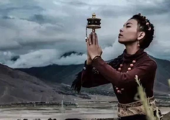 面对美丽诱惑，谁能把持得住？沙岸这首诗，可帮人们悟透玄机