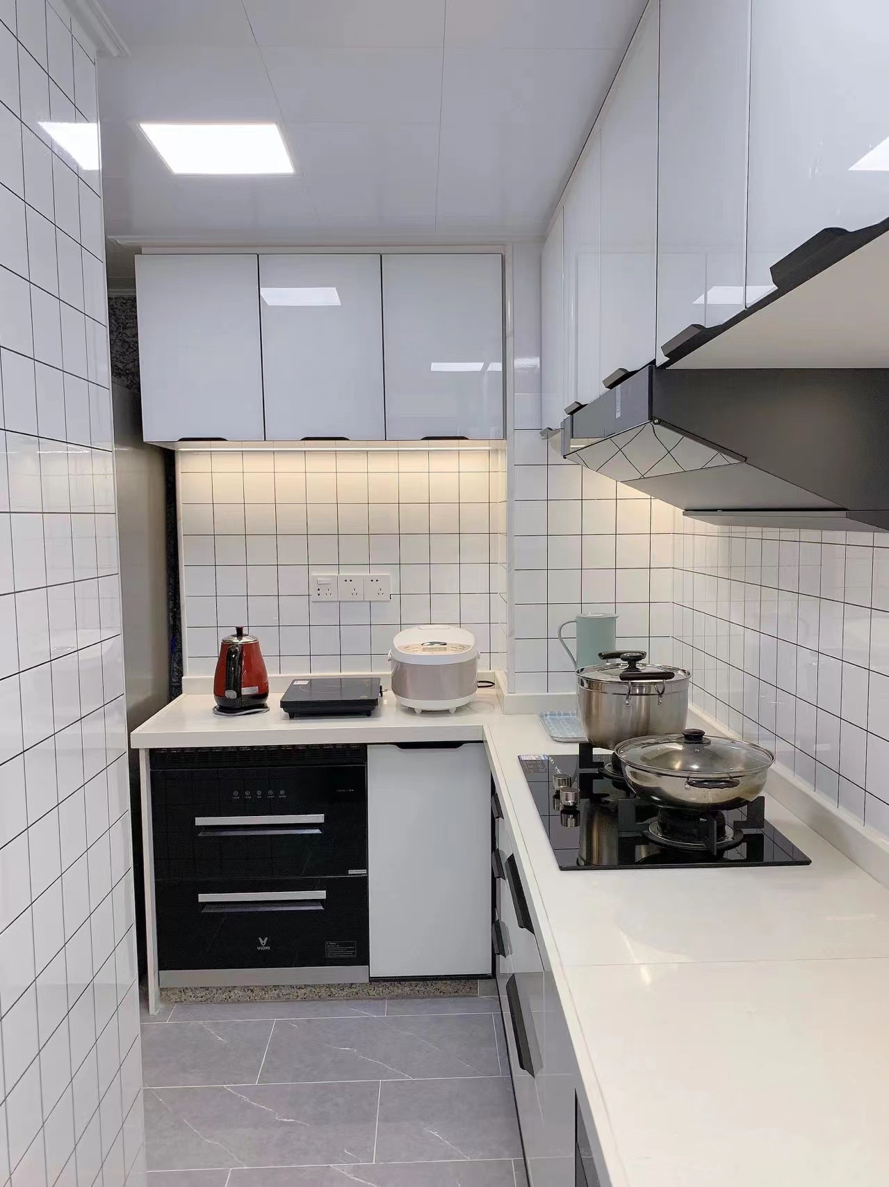 小户型进门鞋柜装修效果图大全,极简老房进门鞋柜简单大气