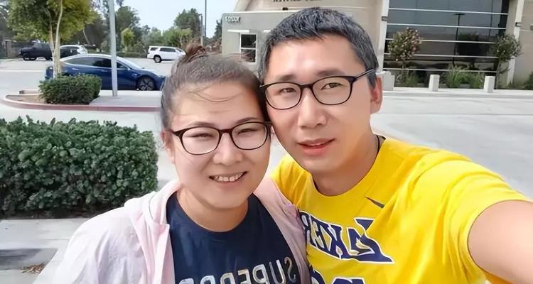 东北夫妇背着LV包在美国骗救济，被老外讽刺：中国人富而无德