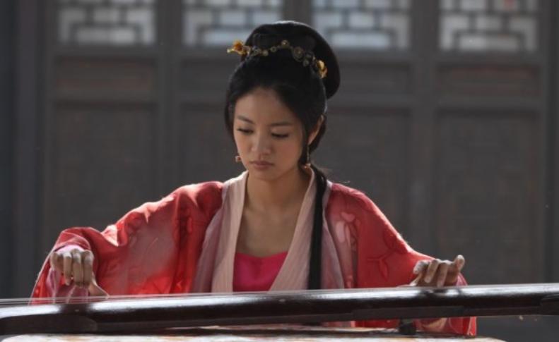 除了曲线诱人，超模太太有何作用？为何足球明星喜欢她们现场观赛