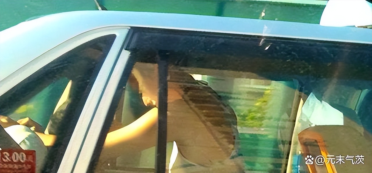 情侣在网约车上演爱爱，坐垫上满是水渍，网友直呼辣眼睛！