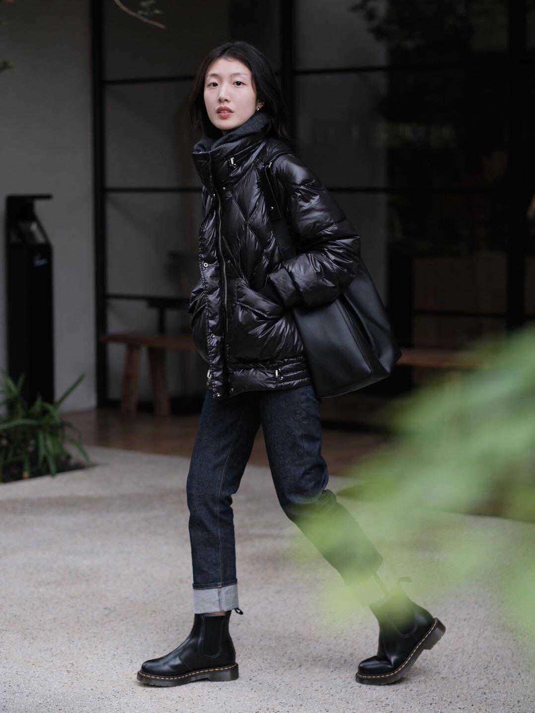 小脚裤马丁靴穿搭,牛仔裤马丁靴搭配女生腿粗冬季