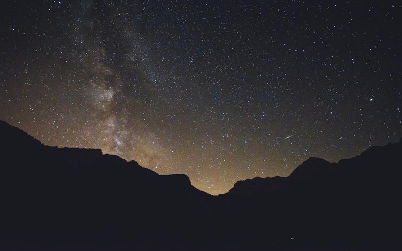 夜的眼讲的是什么,夜的眼睛朗诵