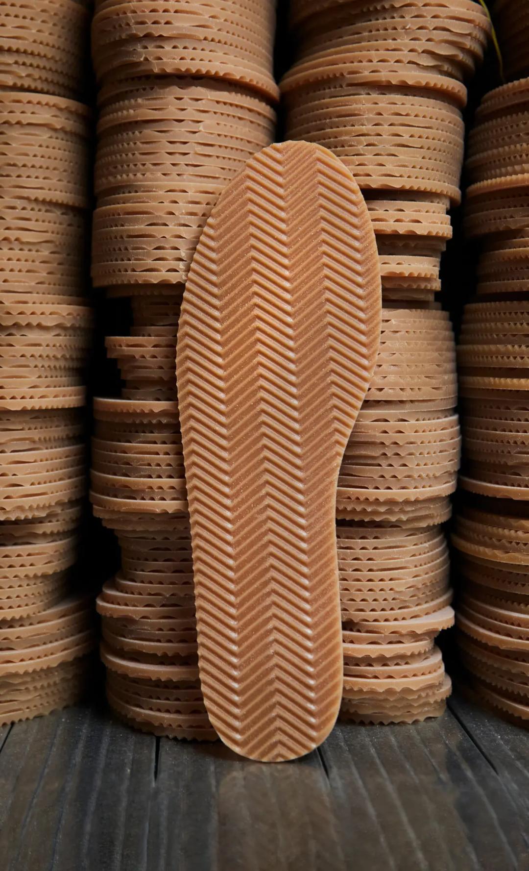 一穿就上瘾的时尚鞋,最新款的胶底鞋