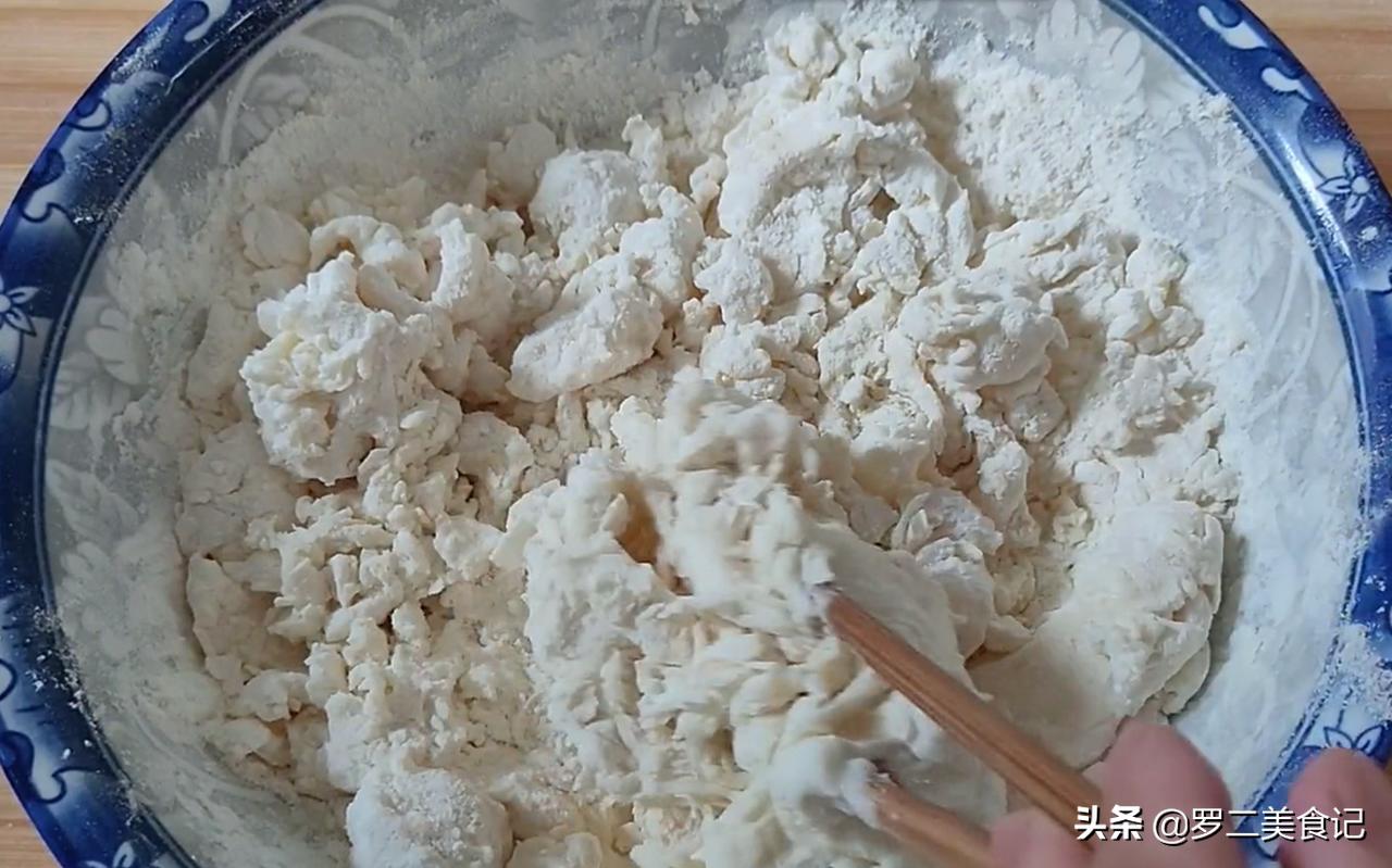 葱油千层饼的最佳做法,葱油千层饼怎么做酥脆松软有层次