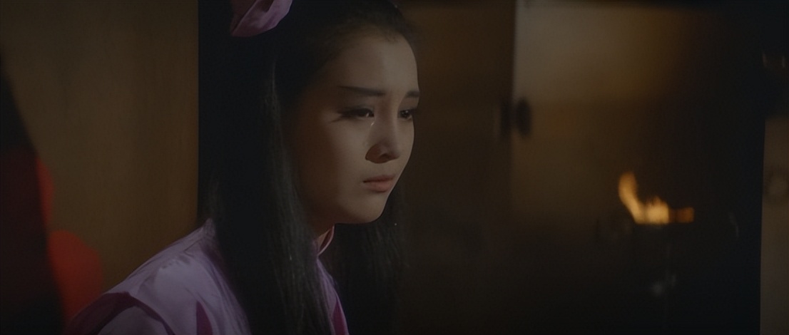 古代武侠小伙在山洞吃草练武功,武侠男子在山洞中修炼内功