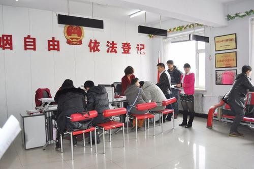 老人捡弃婴考上清华父母认亲,女子捡到弃婴7年父母找到