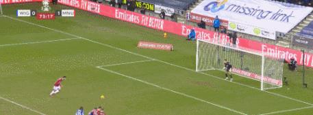 曼联0-3惨败纽卡赛后,曼联2-7惨败利物浦