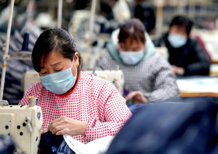 在美国，中国制造的衣服鞋子越来越少，电器家具却越来越多