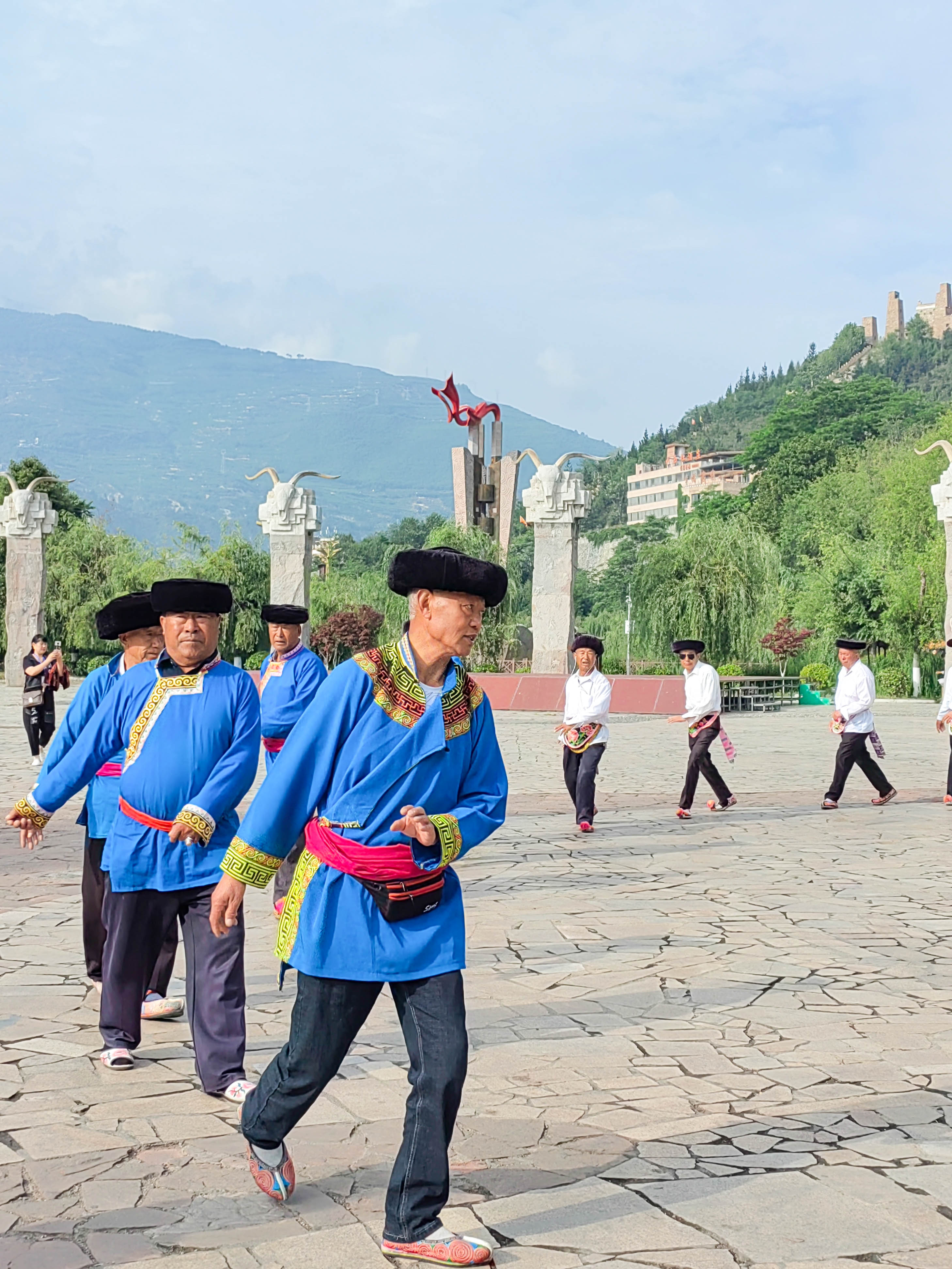 羌族云朵上的舞者,歌曲云朵上的羌族