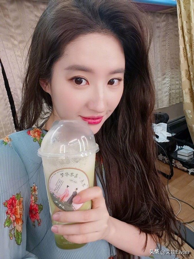 刘亦菲喝奶茶照片,刘亦菲穿碎花裙对镜自拍