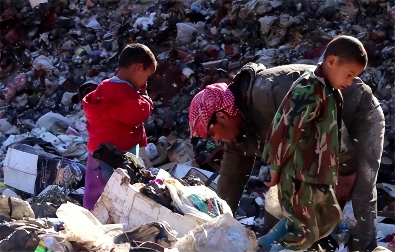 农村穷小伙进城上学捡废品,拾荒小伙供妹妹上大学