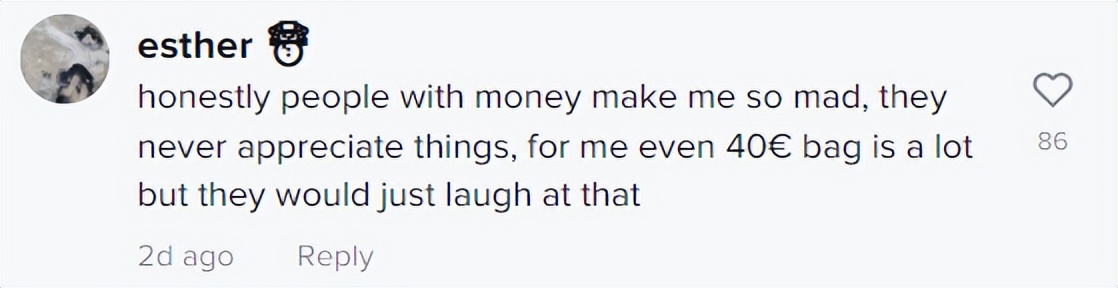 女孩子晒爸爸送的80元的包,女生晒父亲买的包