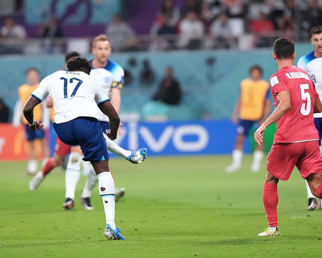 足球球员为什么都要剪袜子,英格兰足球袜子