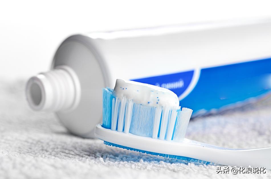 为什么牙膏的尾部有的颜色不一样,为什么有的牙膏上有黑色条纹