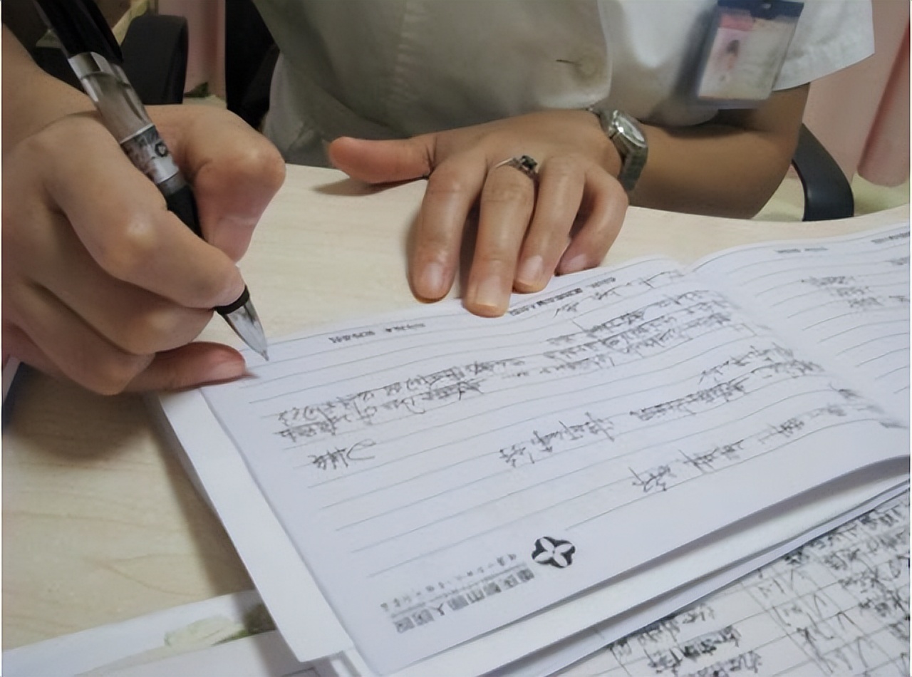 7岁男孩就医医生坠楼,7岁男童感冒去世医生跳楼