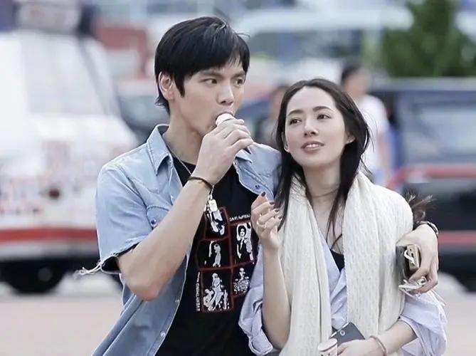 向佐郭碧婷恋爱前出席活动,郭碧婷向佐甜蜜牵手疑似恋情曝光