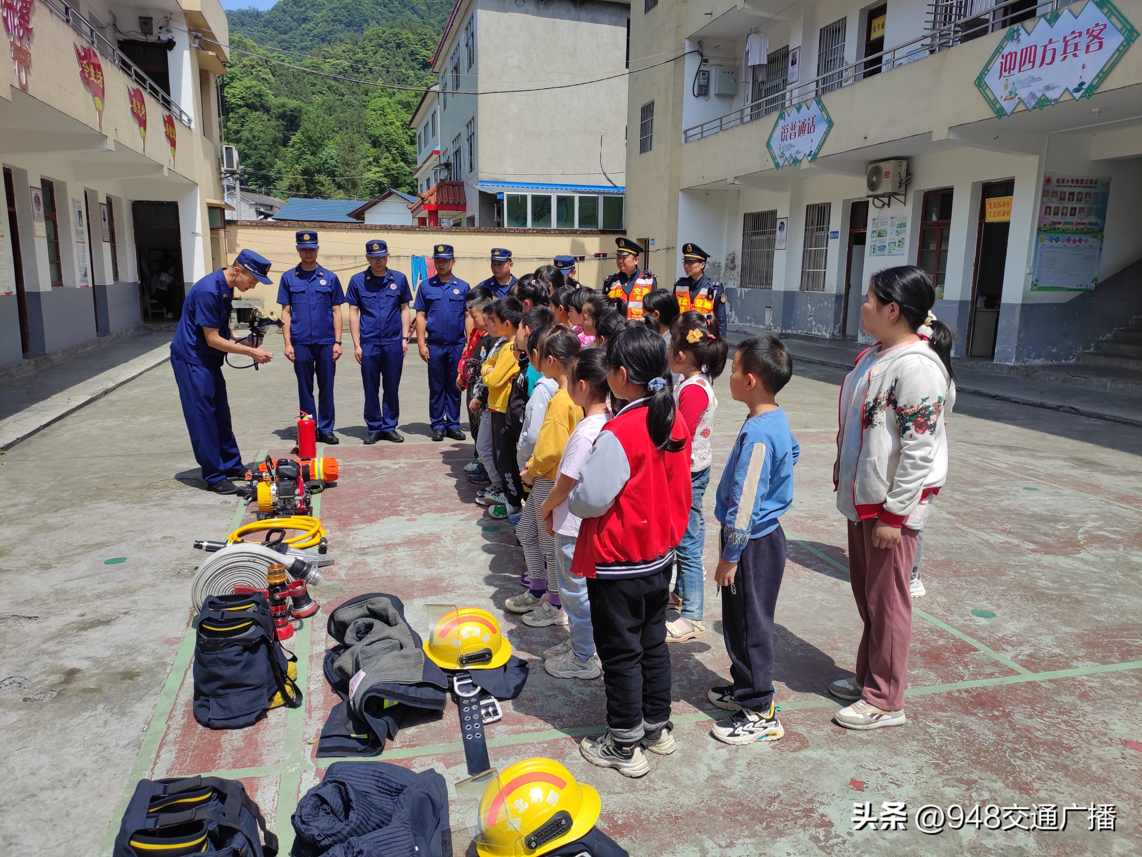 普法宣传进校园安全意识伴“童”行