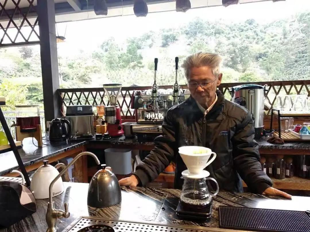 云南旅游各地美食推荐一下,去云南旅游必吃的美食有哪些