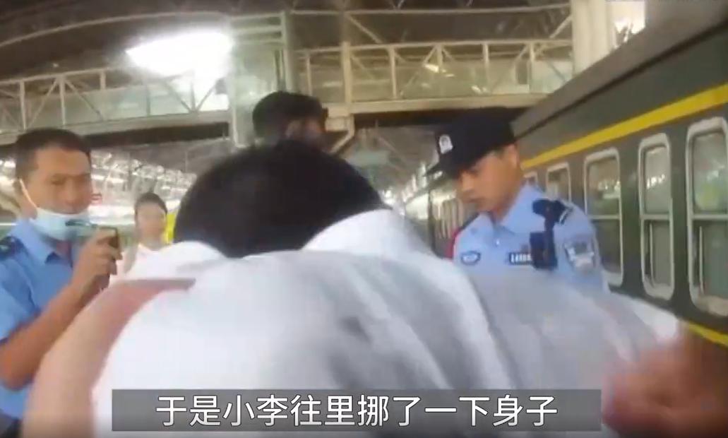 老婆儿子一同乘车丈夫摸邻座女子胸，被老婆狂扇耳光，色胆包天！