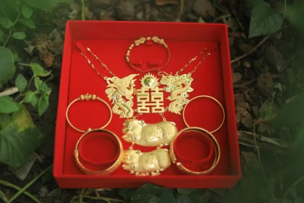 华尔街做空黄金遇到中国大妈采访,中美2024年金融战对黄金价格影响