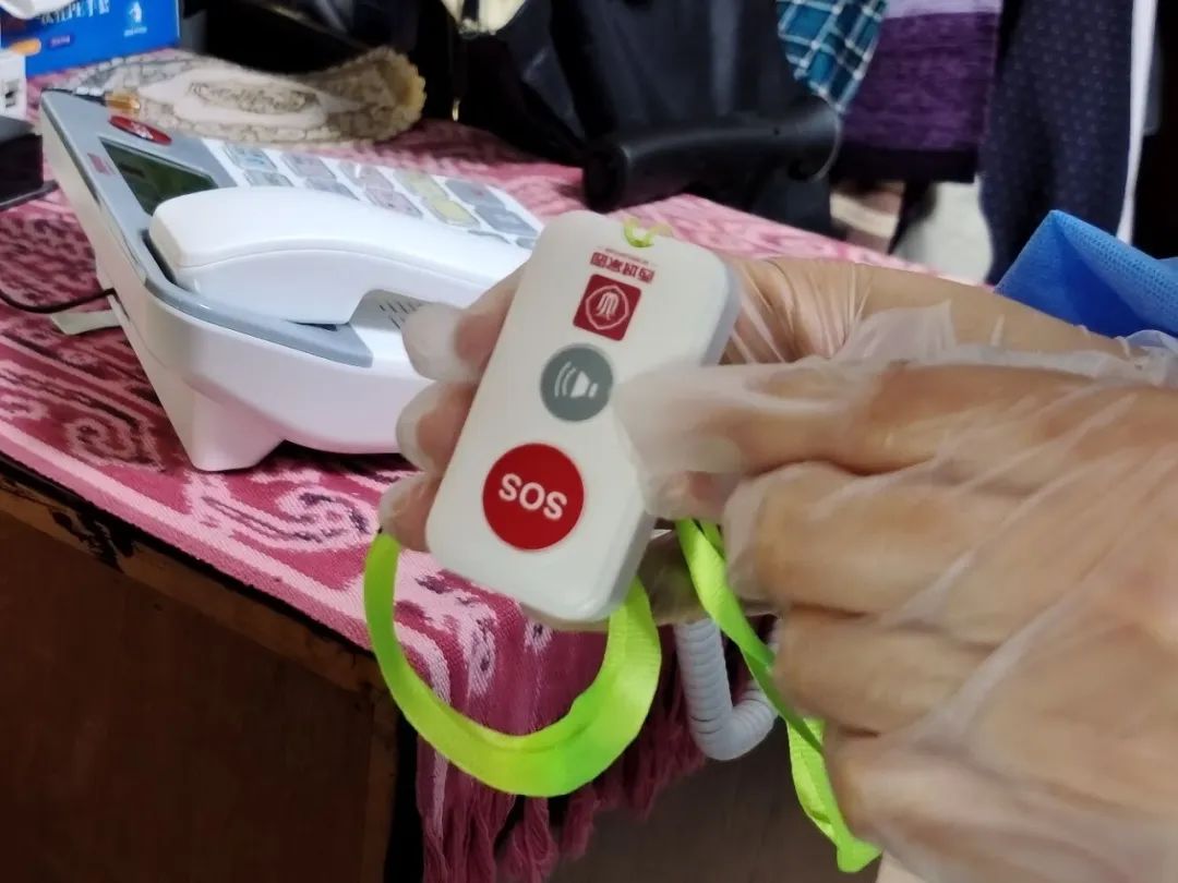 一键呼叫服务到家月坛街道“一键呼”助力居家养老