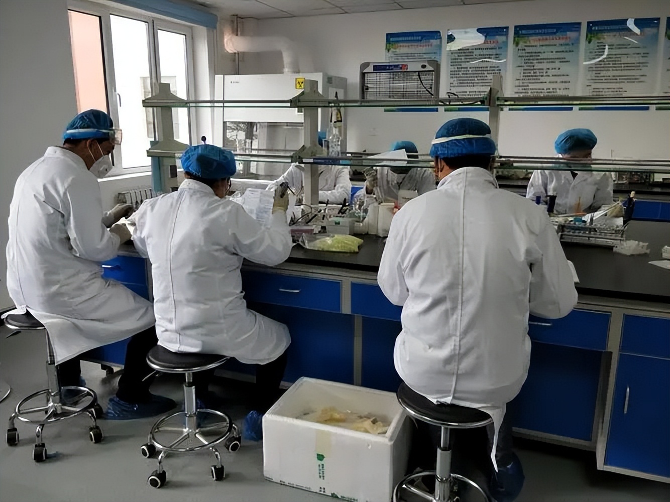 佩戴银手镯能把身体酸性消除吗,银手镯长期带着会破坏神经系统吗