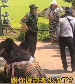 “你打吧，我是个老头子！”老人公园摆摊卖冰棍，遭保安*力暴**驱逐