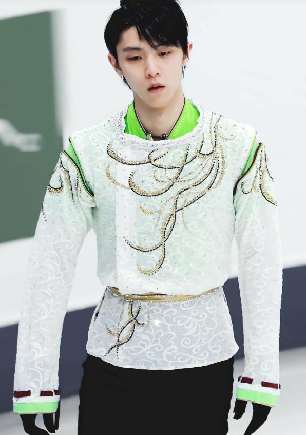 羽生结弦考斯滕有多少钻,羽生结弦蓝色的考斯滕视频