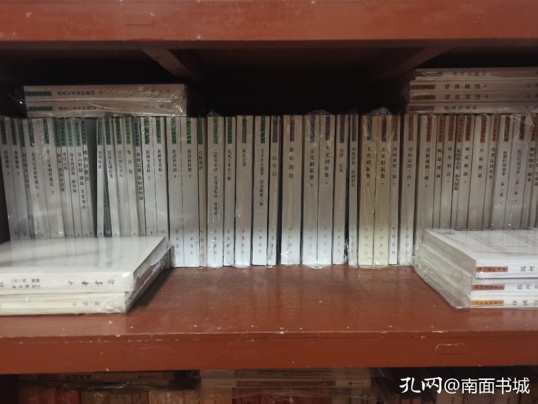 隔段时间调整一下书架，让书也“活动”一下，对保存书籍也有好处