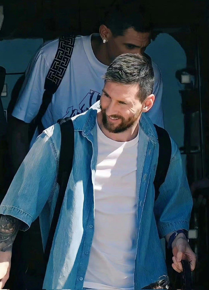 梅西颜值巅峰穿西装,梅西中国行穿的牛仔短裤