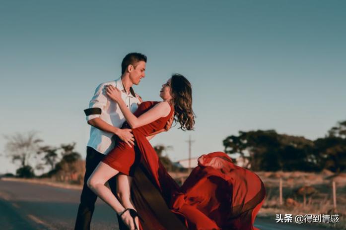 男朋友送廉价礼物怎么高情商回复,男友送廉价礼物对方应如何回应