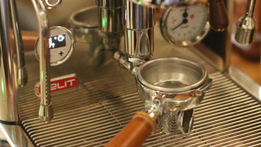 咖啡萃取后手柄里咖啡有水,萃取出来的咖啡液加开水还是冷水