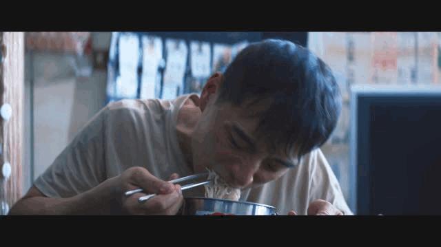 弑亲、卖肉、*拍偷**，尺度爆表，如此生猛的华语片，惊到我了