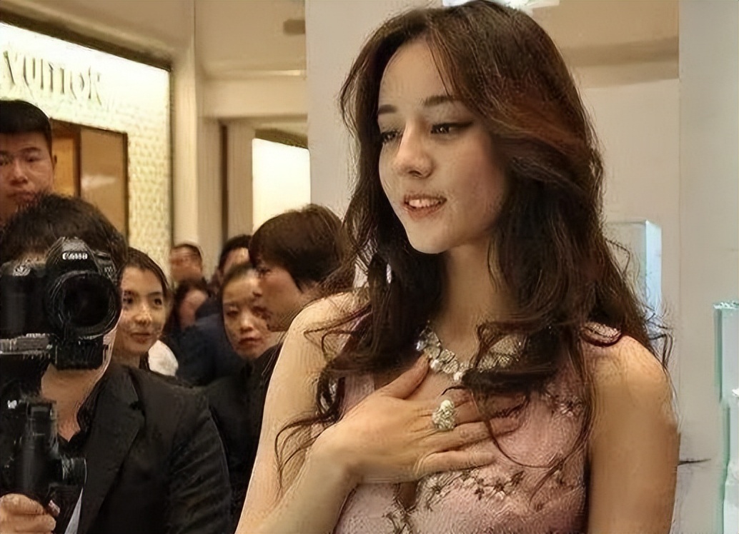 迪丽热巴穿露背装,迪丽热巴露背装