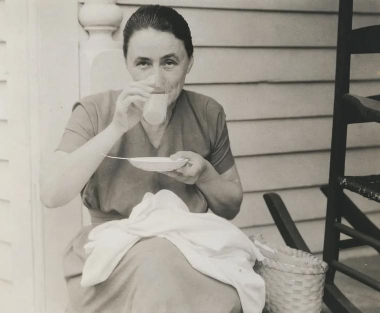 世界知名女画家独居沙漠35年！拒毕加索登门…网友：连家都是艺术