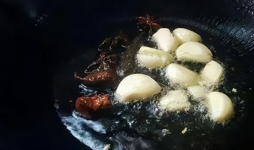 常用“大蒜炝锅”真的会致癌吗？研究结果公布，转给家人看看吧