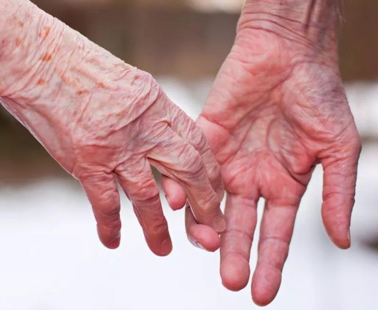 一把年纪，还老不正经？老年人的性与爱，为何无处安放