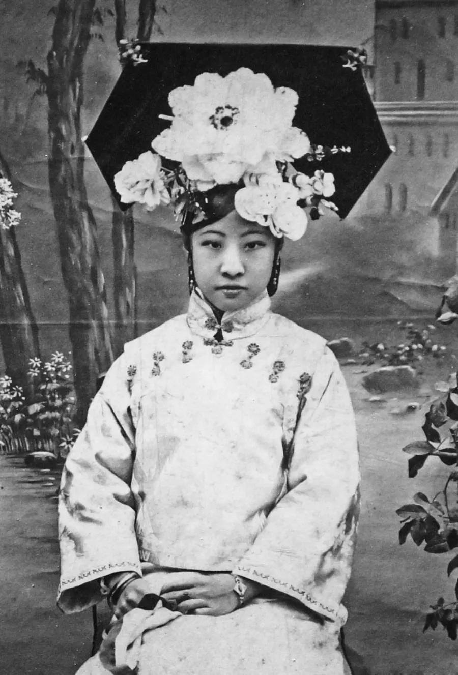 紫禁城最美三格格，在新中国摆摊卖香烟，毛主席为她点了个赞