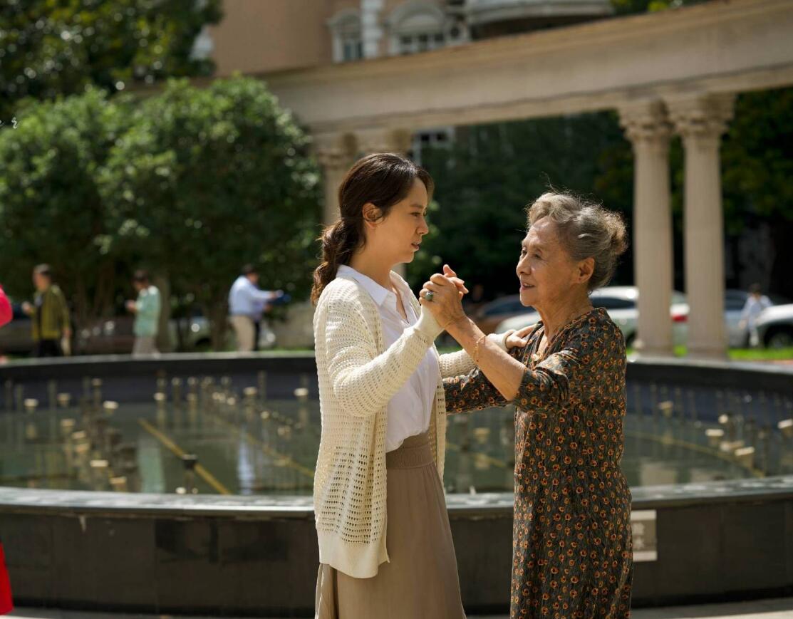 吴彦姝优雅美照,吴彦姝84岁优雅走红毯视频爆棚