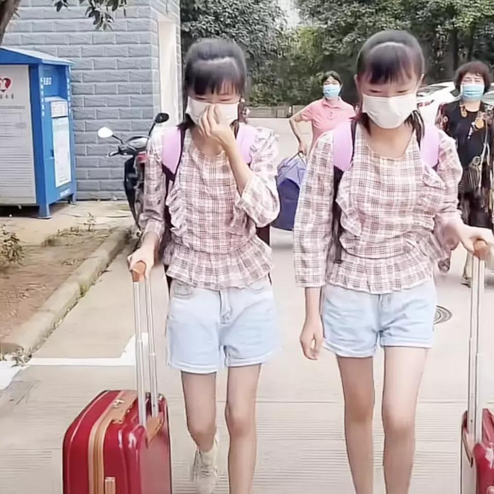 生双胞胎女儿被人嫌弃生不出儿子,生两个女儿被人嘲笑怎么办