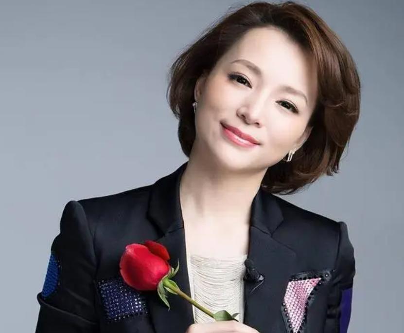 新任电台一姐战胜董卿李红,央视一姐颜值不输董卿李红