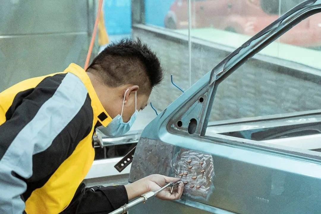 车辆剐蹭需要钣金喷漆的价格,15w车补漆白色多少钱