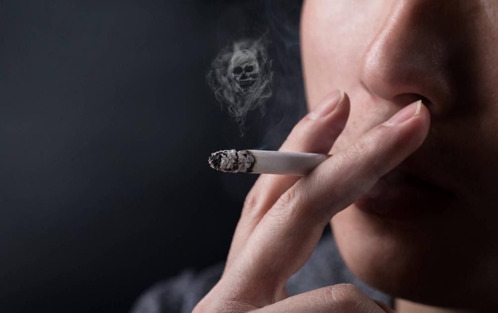 孩子出生后第一个人谁抱最好,孩子出生时谁先抱很重要