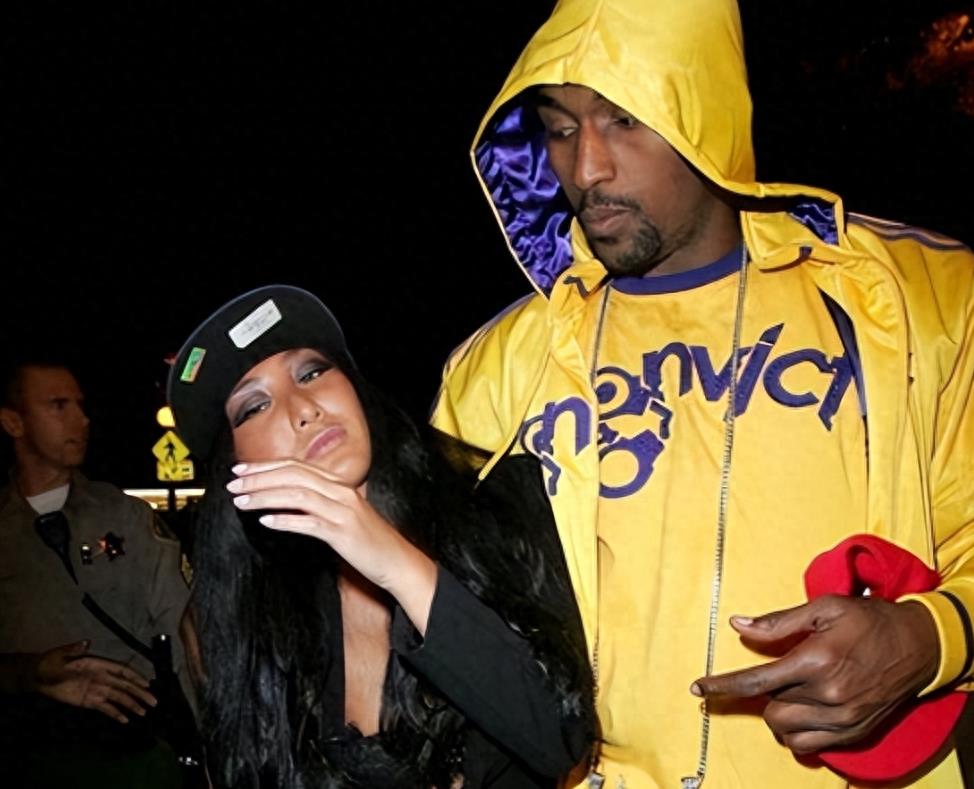 中国女歌手爱上外籍黑人，同居后被家暴至肛裂，如今40岁无人敢娶