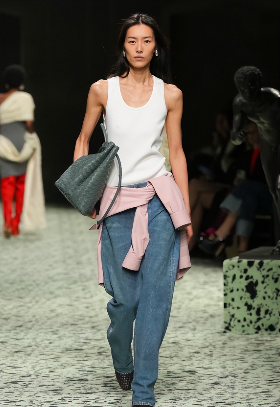 刘雯时隔三年重返时装周首秀,2003后女明星