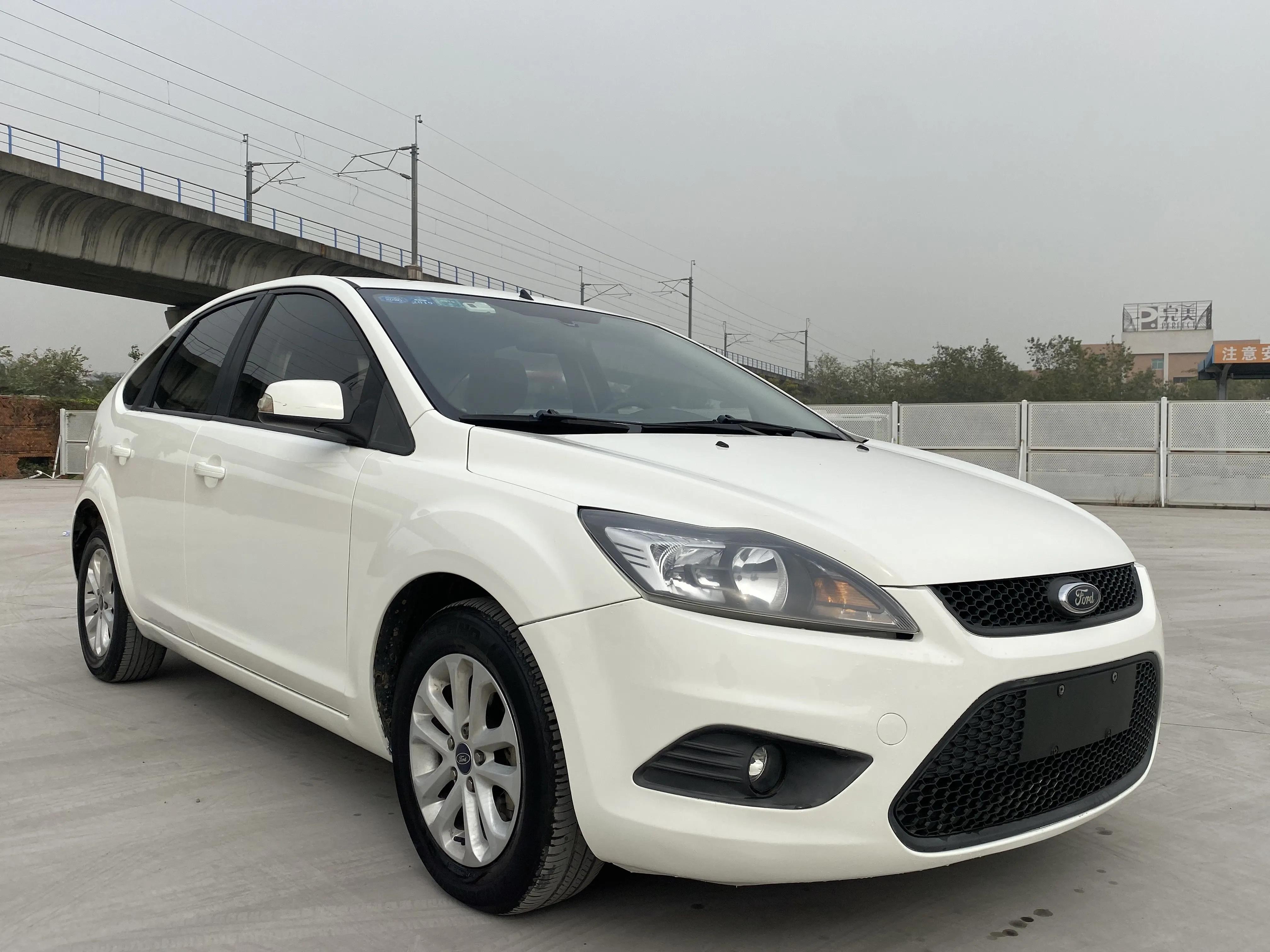 2013款1.6经典福克斯两厢手动二手,福特福克斯2013款两厢1.8t多少钱