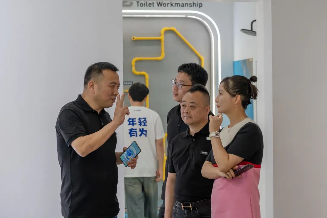 参观交流|杭州市装协携中博装饰一行参访千思